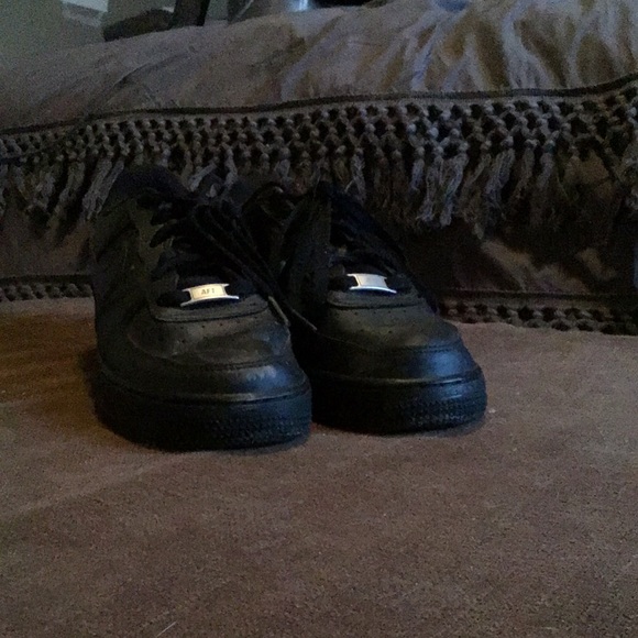 Black Nike Airforce - Picture 2 of 3